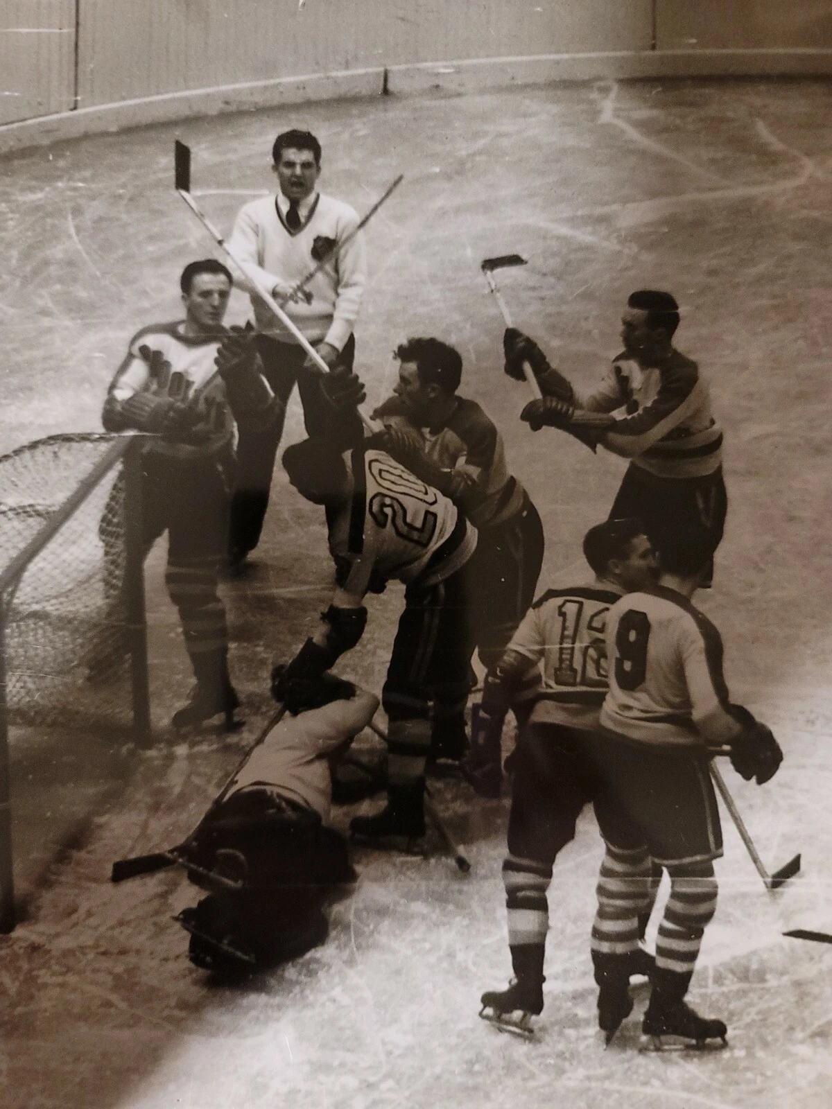 New York Americans vs Boston Bruins very Rare 1942 Type 1 Press Photo. - Image 2